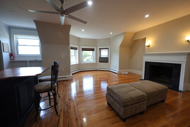 Building Photo - 318 Tappan St