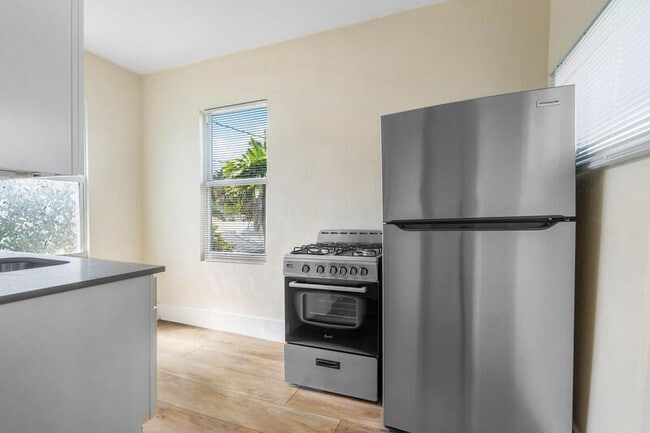 Building Photo - 414 33rd St