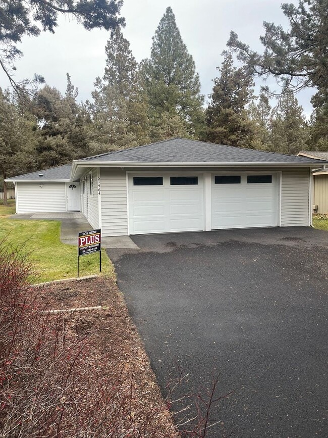 Building Photo - 61464 Little John Ln