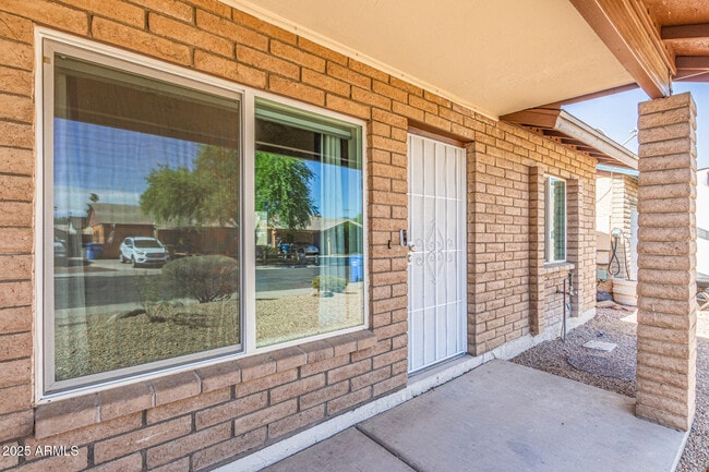 Building Photo - 502 E Sequoia Dr