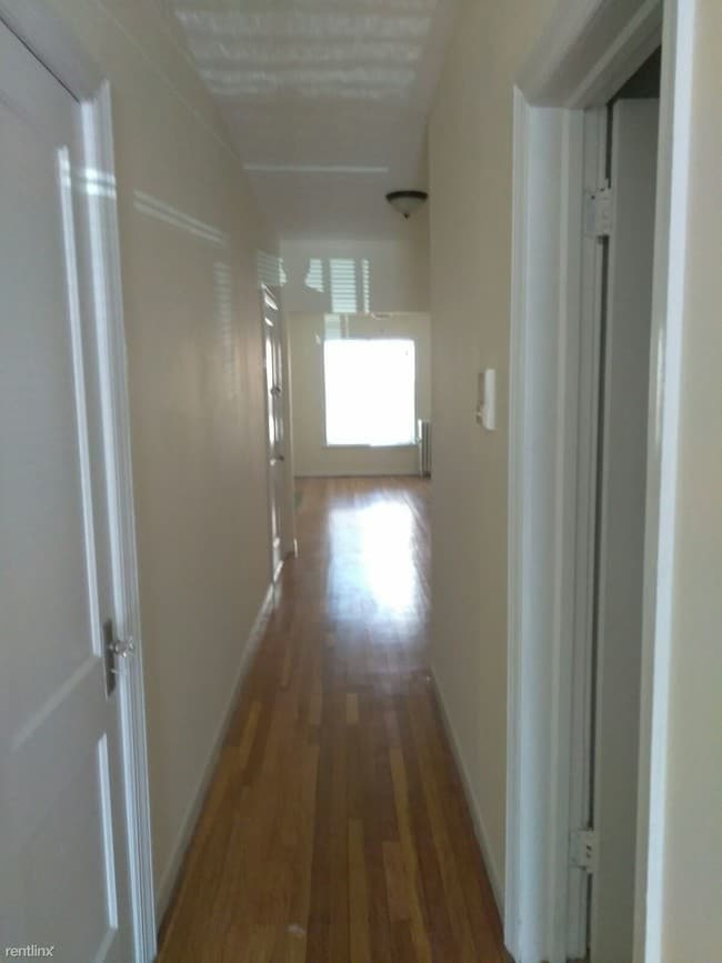 Building Photo - 639 W Buckingham Pl