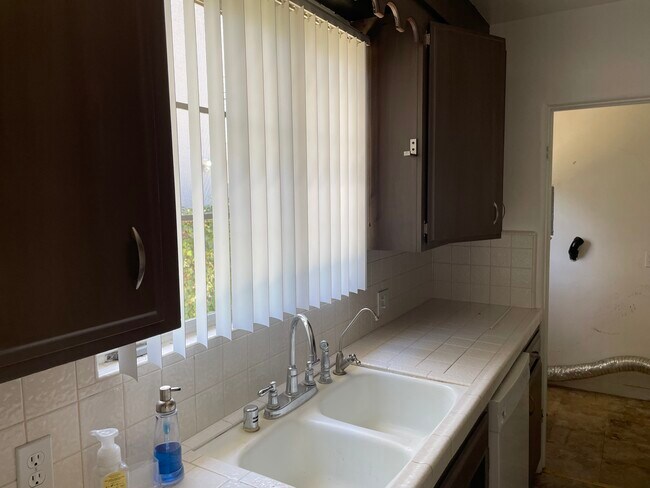 kitchen, no fridge - 722 W Glenoaks Blvd