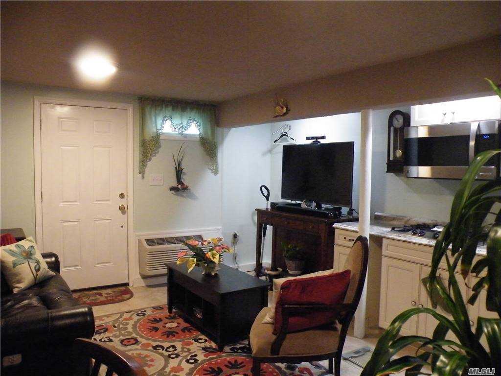 969 Woodoak Dr, Baldwin, NY 11510 Room for Rent in Baldwin, NY