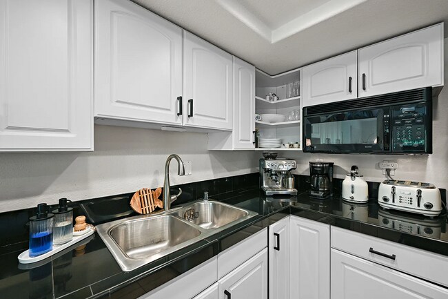 Building Photo - 7525 Jerez Ct