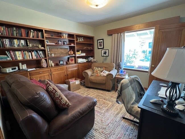 Building Photo - Located in the Historic District! 3+ beds,...