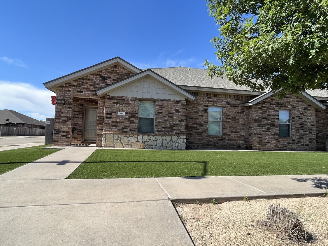Primary Photo - Beautiful 3/2/2 townhome on a corner lot!