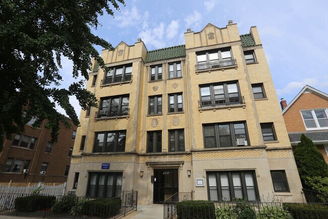 Building Photo - 4742 N Hermitage Ave