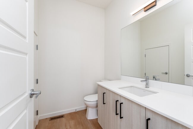 Photo du bâtiment - 11935-11124 124 St