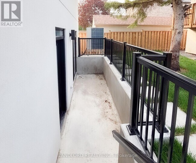 Building Photo - 104 Frankdale Ave