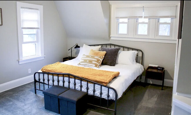 Building Photo - Cozy farmhouse w/ king bed close to airport