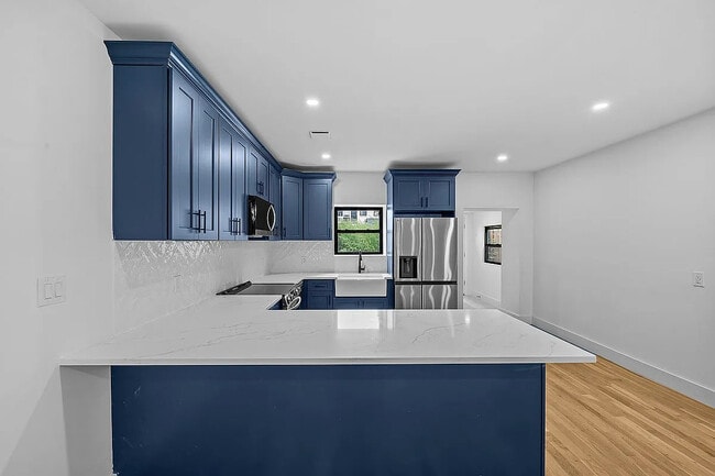 Building Photo - 371 Grant Ave