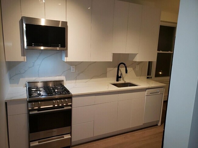 Foto del edificio - 135 Van Wagenen Ave