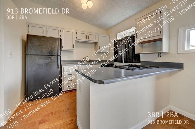 Foto del edificio - 913 Bromefield Dr