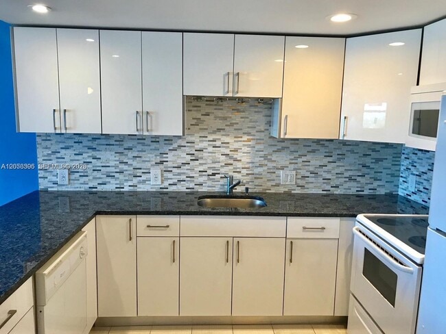 Building Photo - 13155 Ixora Ct