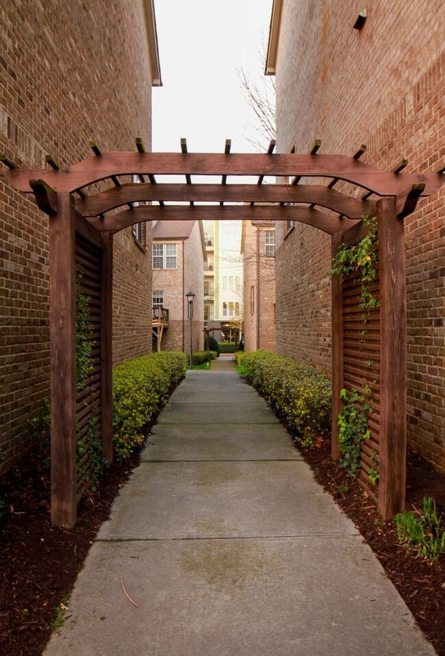 Building Photo - 264 W Bland St