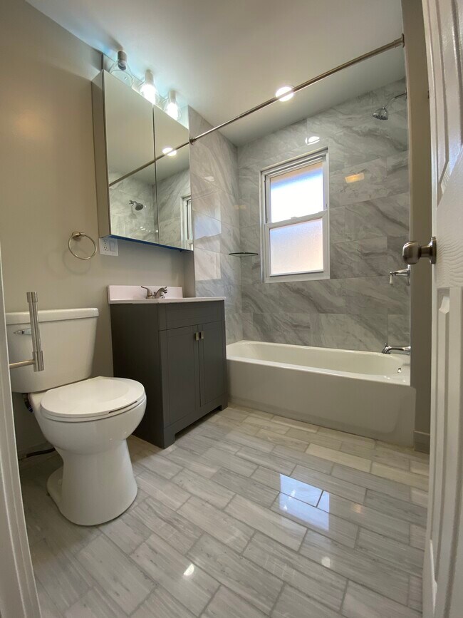 Foto del edificio - 2221 W Touhy Ave