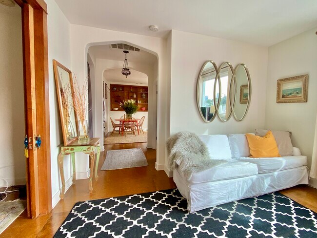 Sala de estar mirando a través del pasillo hacia la cocina. - 1619 1/2 Grafton St