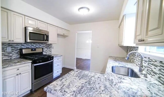 Building Photo - 4 br, 2.5 bath House - 14 carr lane