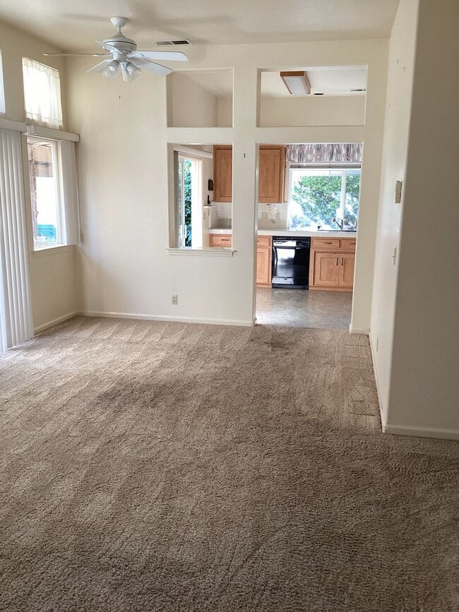 Building Photo - clean and quiet 3 bedroom 2 bathroom house...