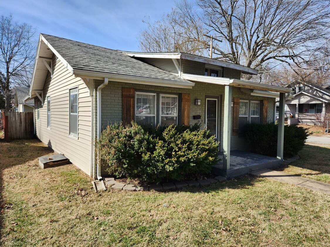 Primary Photo - Spacious 3-Bedroom, 1-Bathroom Home AVAILA...