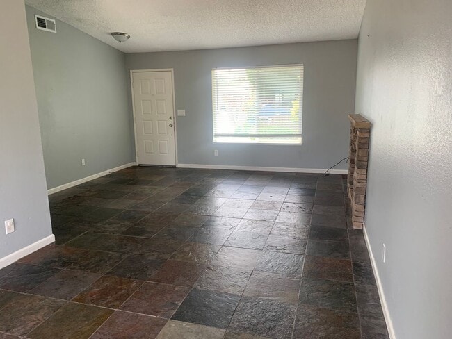 Building Photo - Terrific Oakley Location!