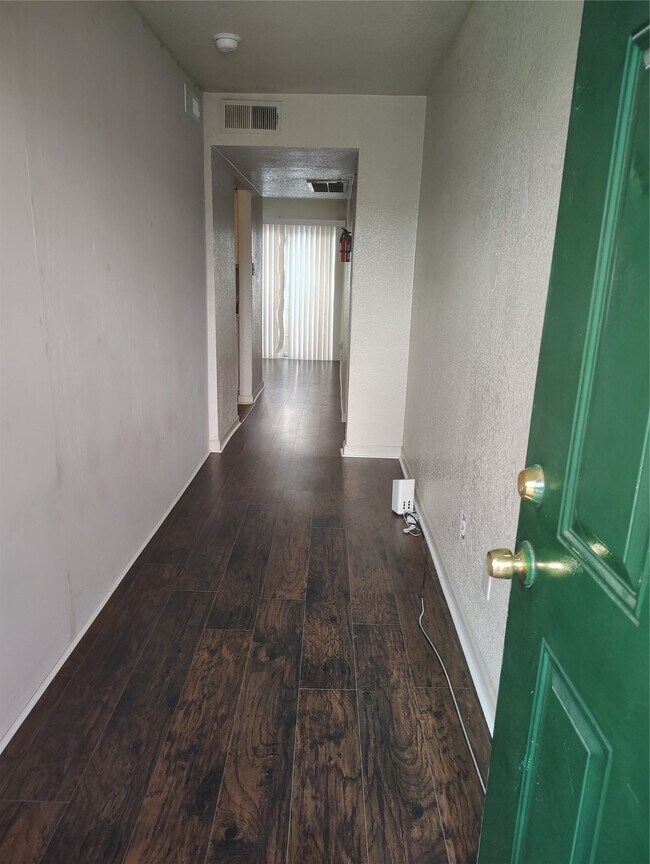 Building Photo - 8100 Creekbend Dr
