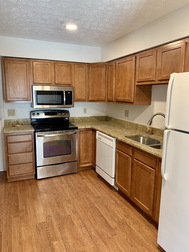 Kitchen - 995 Walnut Ct