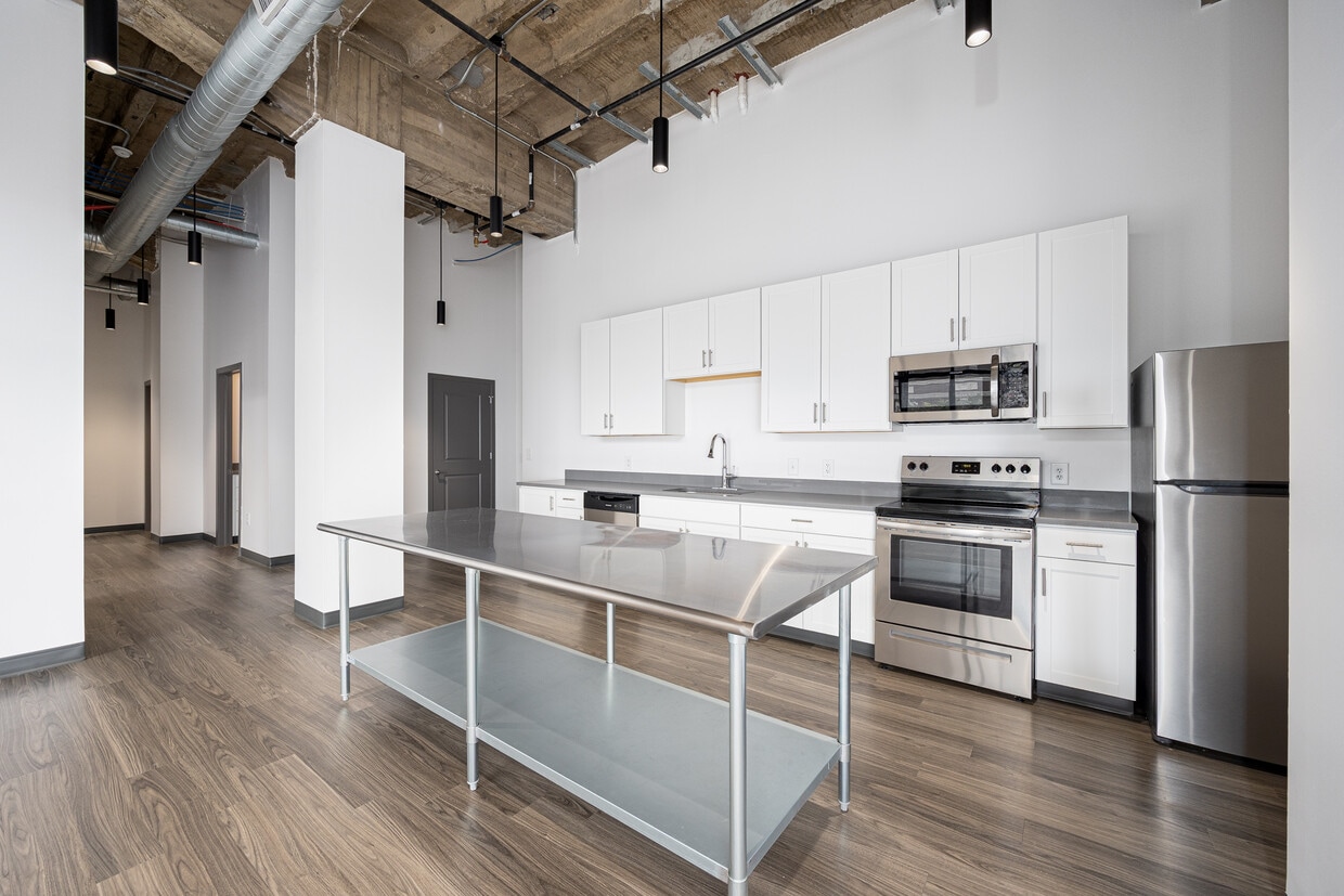 Primary Photo - Vera on Broad