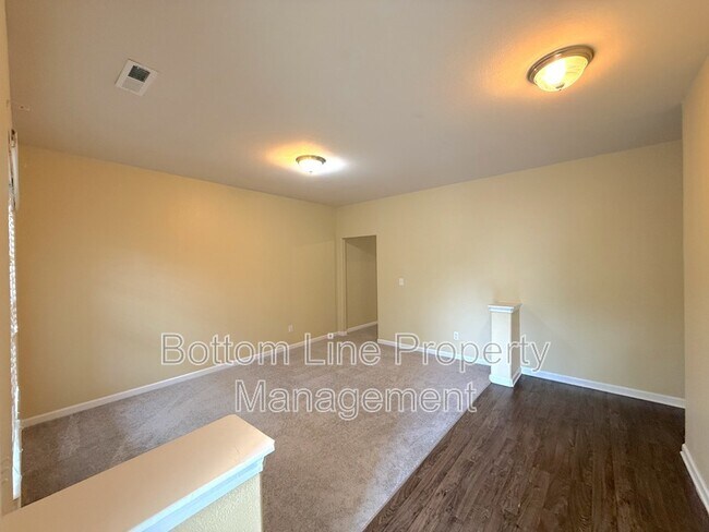 Building Photo - 1321 Waylon Ave