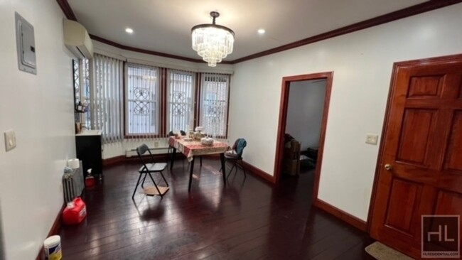Foto del edificio - BEAUTIFULLY RENOVATED 4 BEDROOM/ 2 BATHS D...