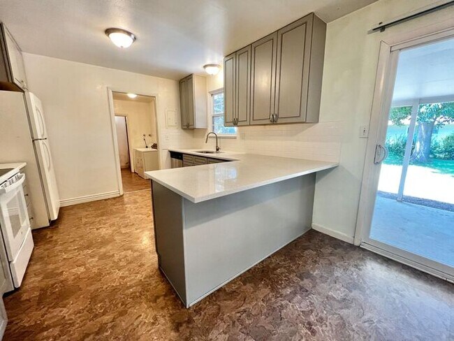 Building Photo - Spacious ranch-style home in Western Fort ...