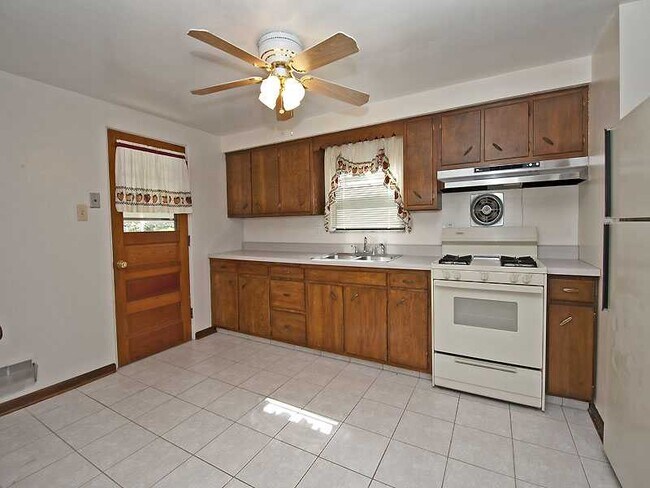 Foto principal - 2557 Allender Avenue