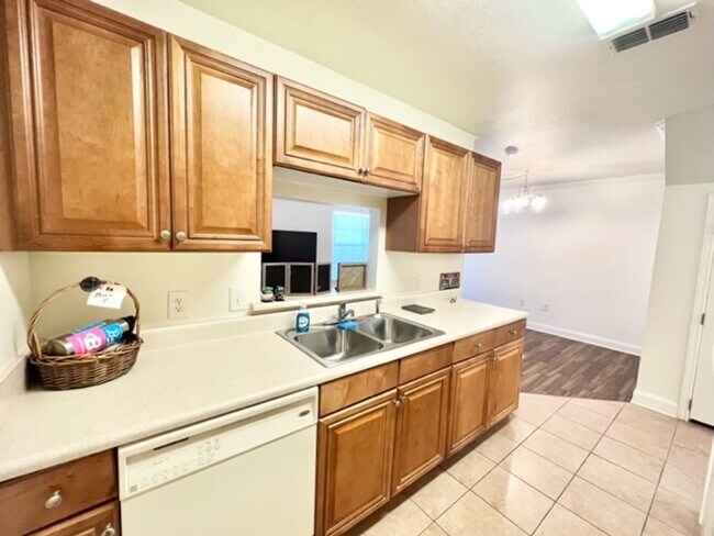 Foto del edificio - 703 Majestic Dr