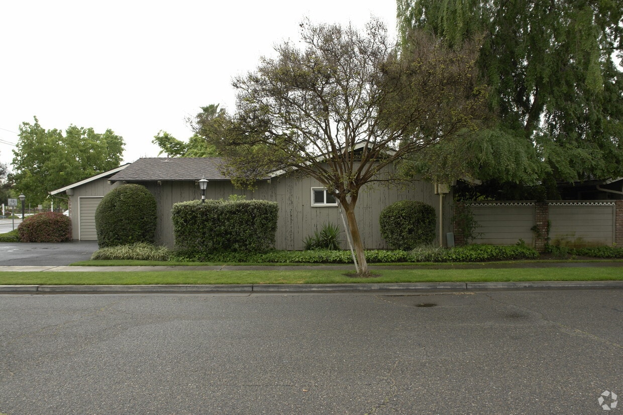 Building Photo - 6087 N Palm Ave