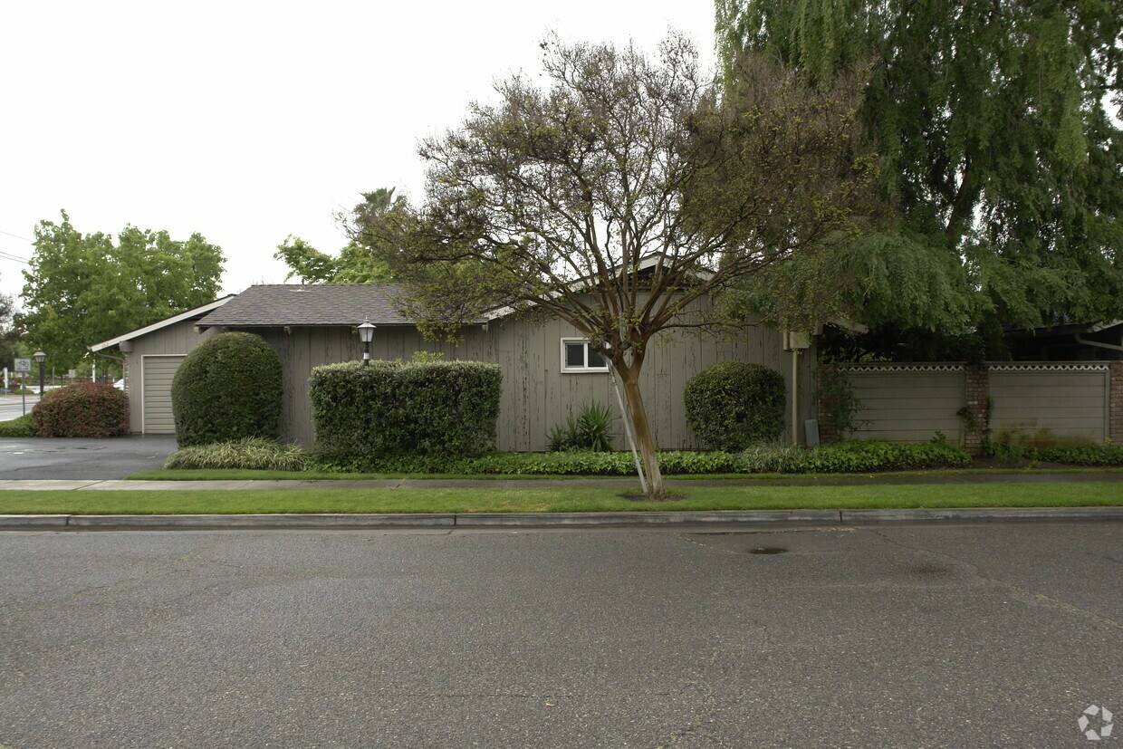 Foto del edificio - 6087 N Palm Ave