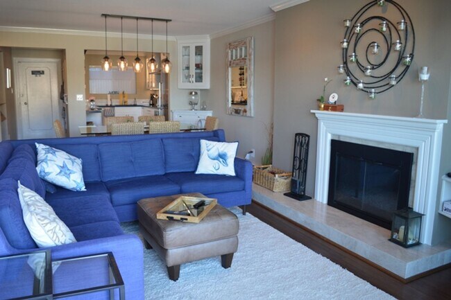 Building Photo - Tastefully Updated Sausalito Condo with Sp...