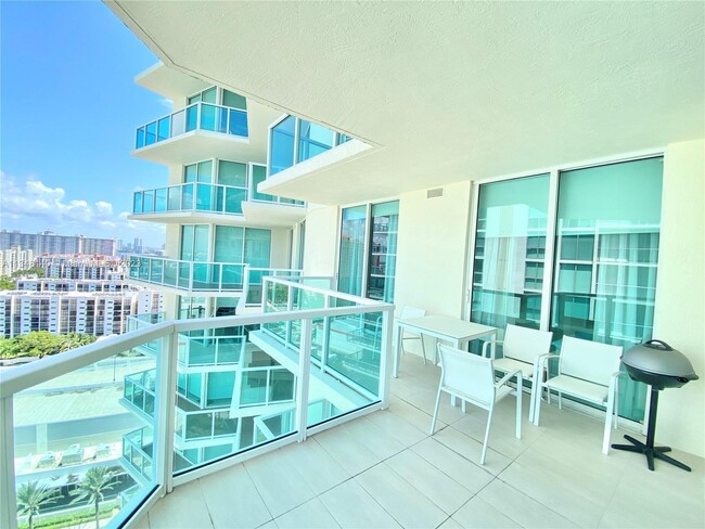 Foto del edificio - 250 Sunny Isles Blvd