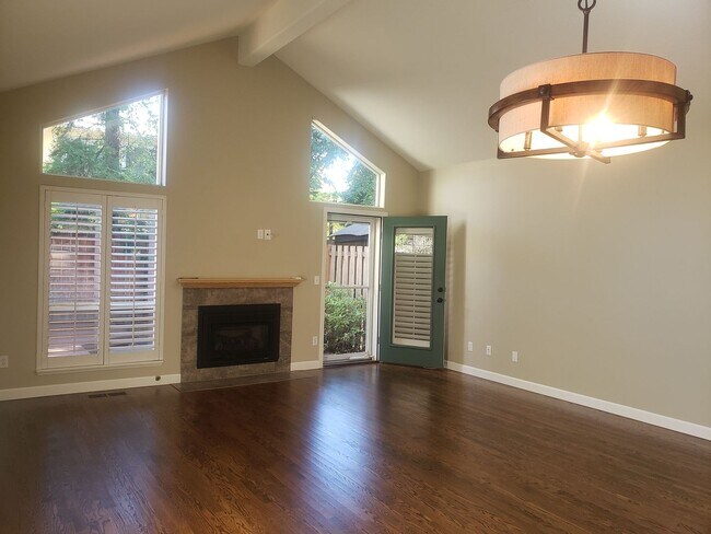 Foto del edificio - Wonderful John's Landing Updated Townhouse...