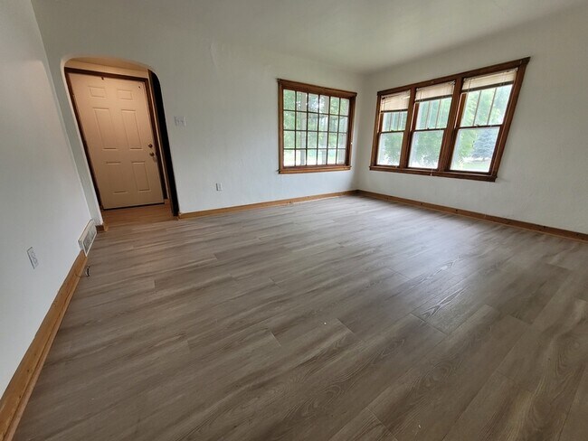 Foto del edificio - 1858 Deckner Ave