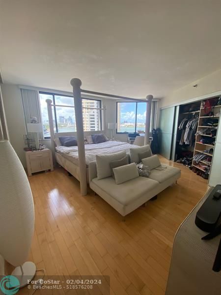 Building Photo - 540 Brickell Key Dr