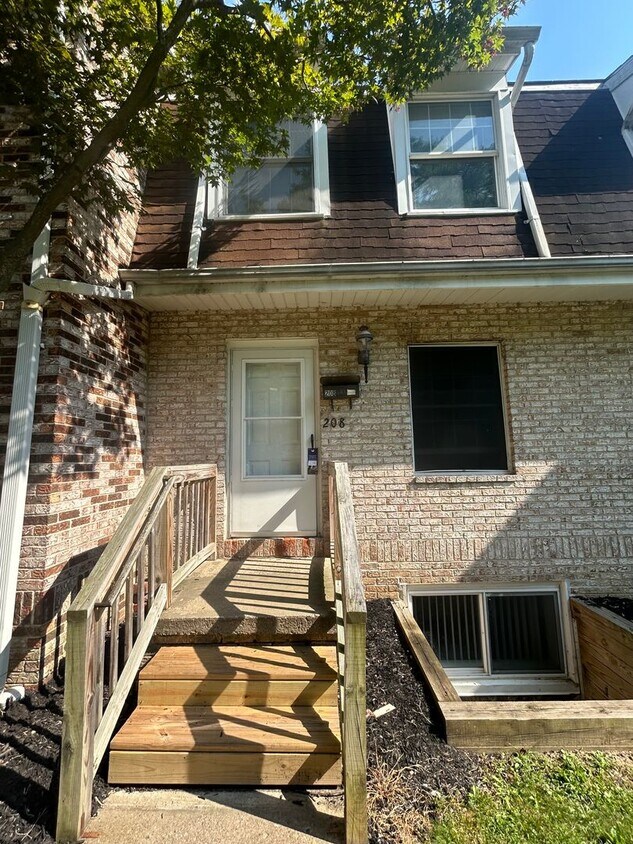 Primary Photo - 3 bedroom, 2 bath Townhouse