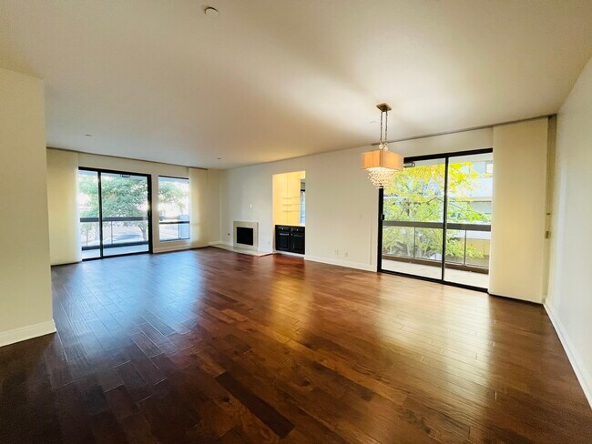 Building Photo - 324 N Palm Dr