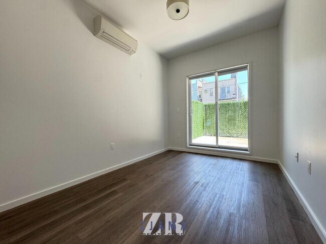 Foto del edificio - 3 bedroom in BROOKLYN NY 11210