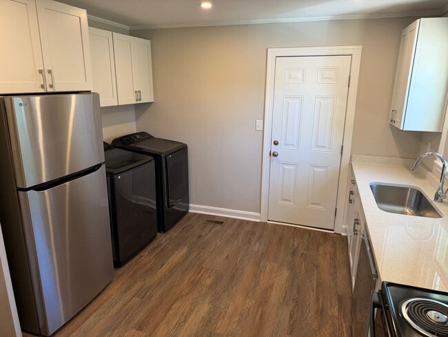 Building Photo - Gorgeous Renovated 3 Bedroom Brick Ranch