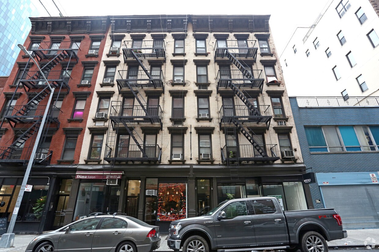 Exterior - 233 W 19th St