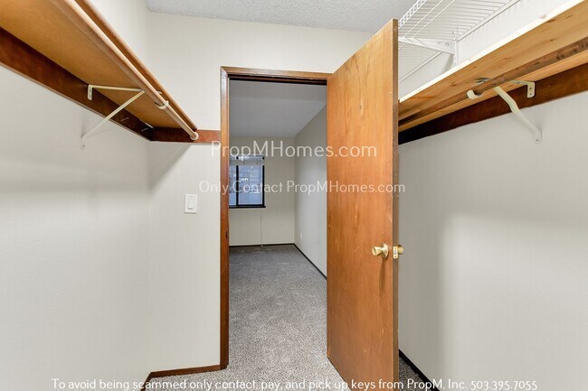 Building Photo - Two Bedroom Home In Milwaukie Oregon W/ Fi...