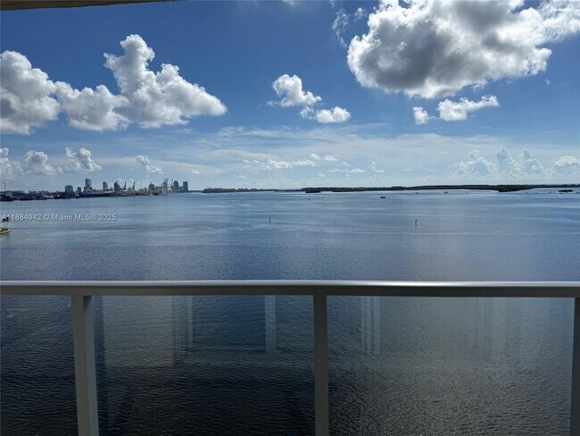 Foto del edificio - 1155 Brickell Bay Dr