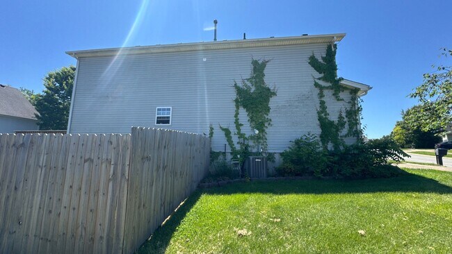 Building Photo - 7901 Bridlewood Pl
