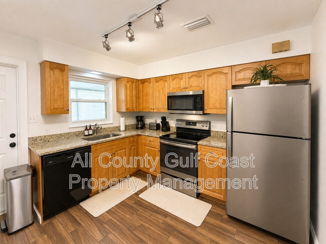 Building Photo - 2804 19th Ave W