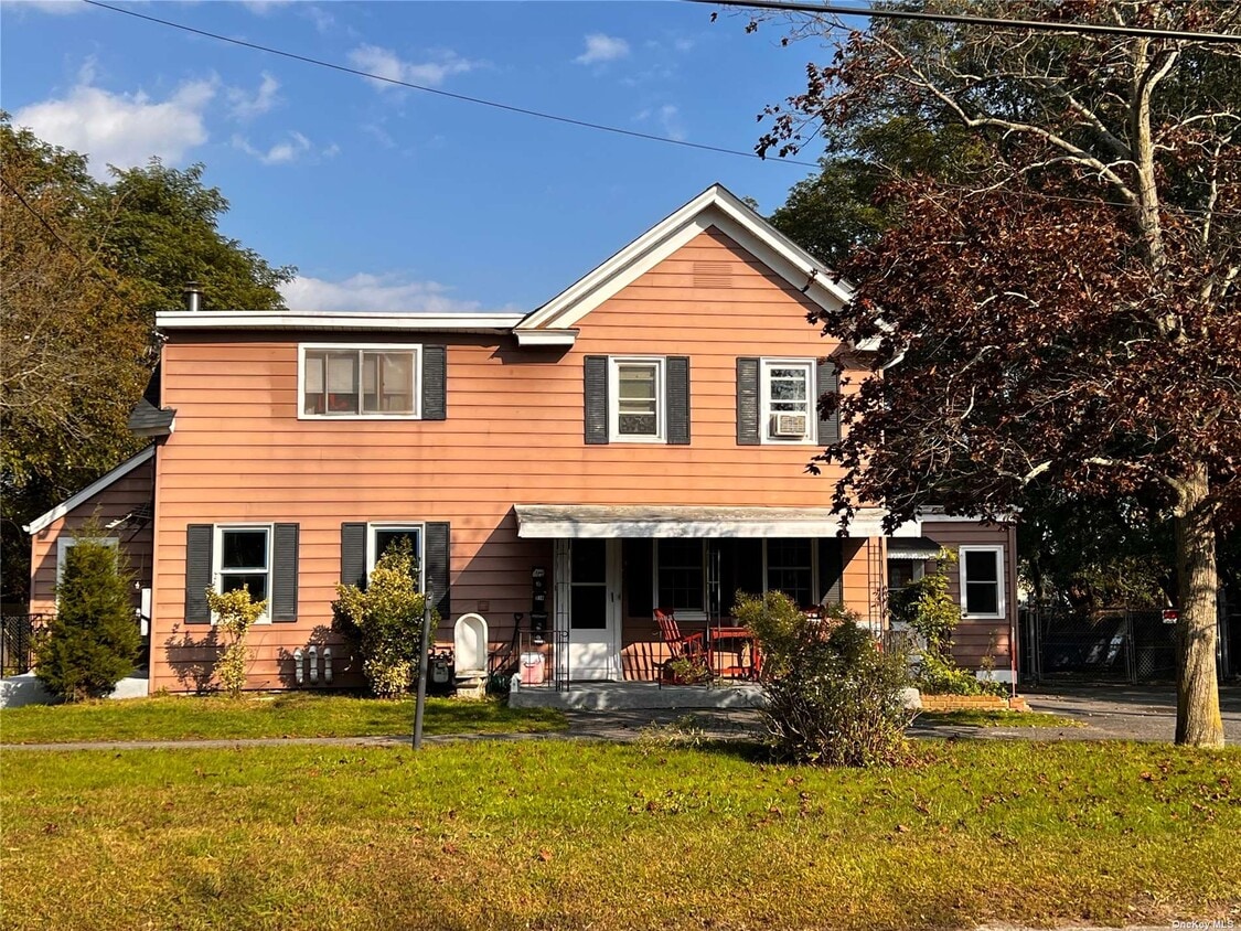 81 Atlantic Ave West Sayville, NY 11796 Alquileres en West Sayville